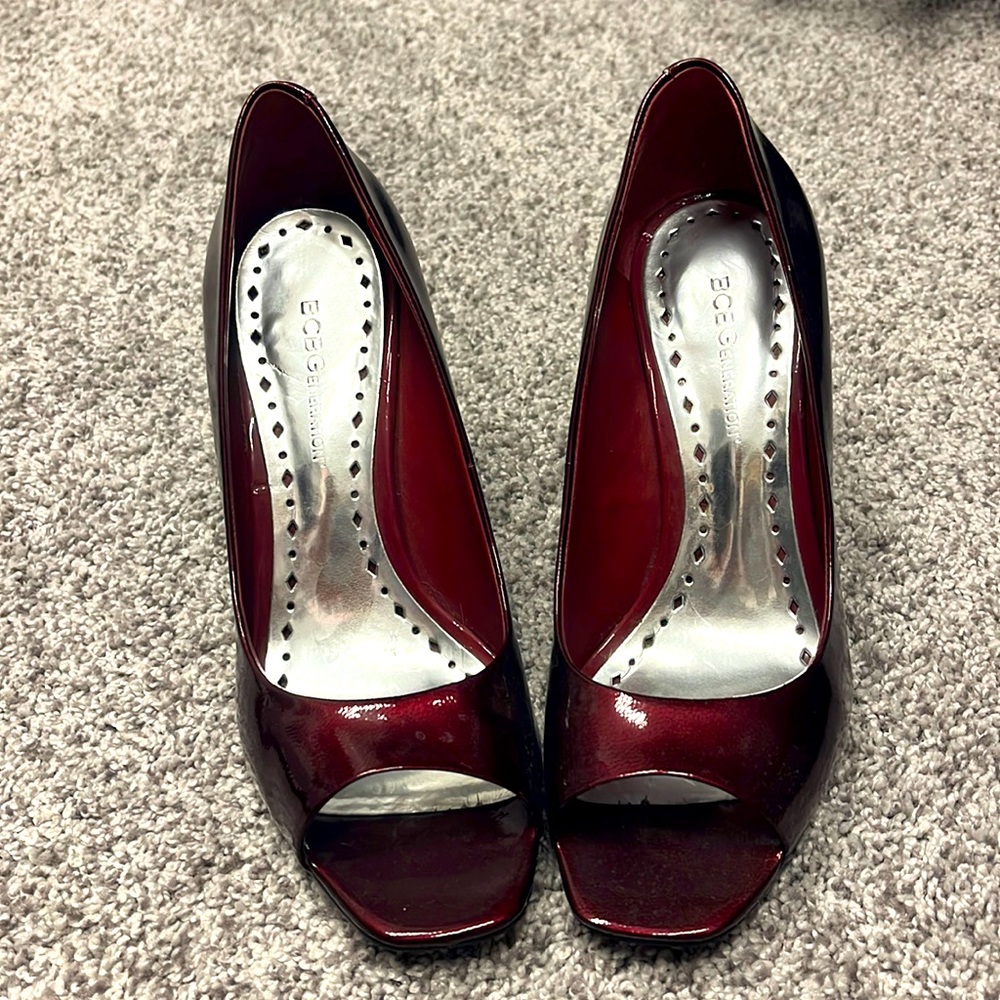BCBG  6 1/2 dark red heal
